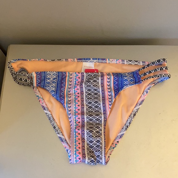 Get ALL 4 new bikini bottoms size medium mix w/different tops smoke free home - Picture 4 of 5
